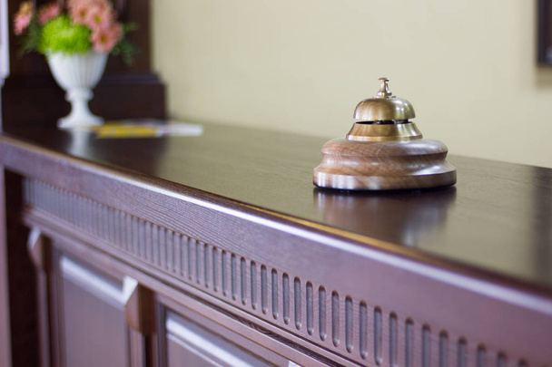 Campana de servicio en una recepción del hotel para alarma de conserje en el escritorio. - Foto, Imagen