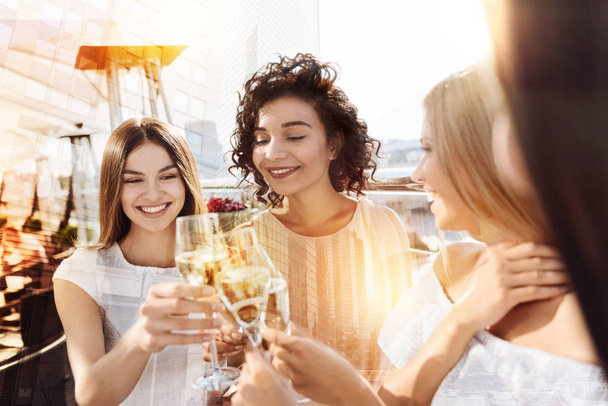 Szczęśliwy wesoły kobiet picie alkoholu - Zdjęcie, obraz