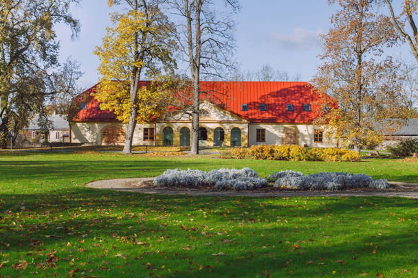 Old manor in autumn.  Yellow tree leaves. - Zdjęcie, obraz