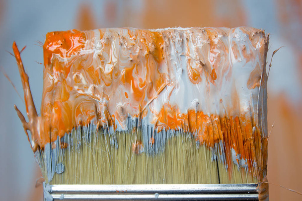 Yenileme ve yaratım olarak turuncu ve beyaz boya ile fırçala - Fotoğraf, Görsel