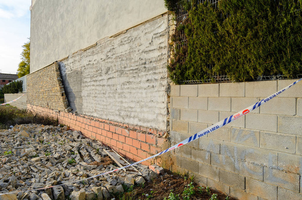 Daraltılmış duvar bloğu - Fotoğraf, Görsel