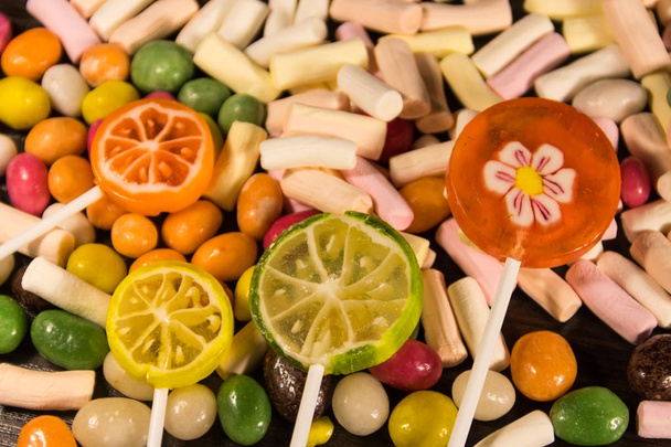Antecedentes de los coloridos caramelos, piruletas y malvaviscos
  - Foto, Imagen