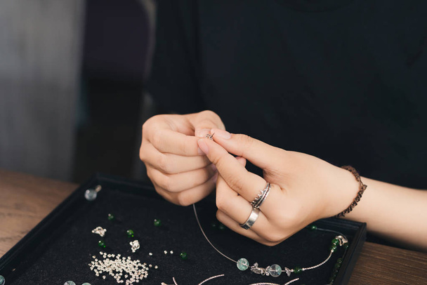Γυναικεία σχεδιαστή κάνοντας ηλεκτρονικά σε ένα o κατάστημα κοσμήματα - Φωτογραφία, εικόνα