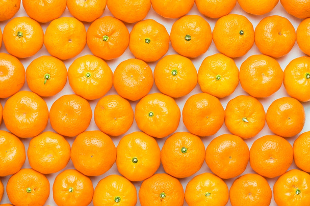 Christmas  tangerine mood!) Wreath made of  fresh small tangerines and green leaves on white wooden background. The best xmas celebration background.  Flat lay, top view, copy space.  - 写真・画像