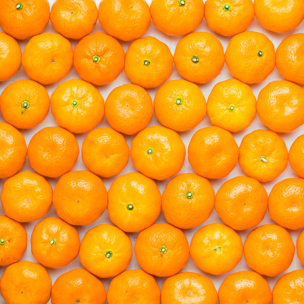 Christmas  tangerine mood!) Wreath made of  fresh small tangerines and green leaves on white wooden background. The best xmas celebration background.  Flat lay, top view, copy space.  - Foto, immagini