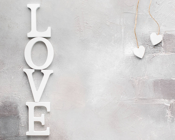 Fondo de San Valentín con corazones blancos y letras de madera "LOVE". Humor romántico.) Hermoso fondo.Piso laico, vista superior
 - Foto, Imagen