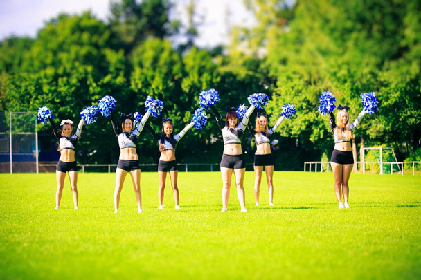Cheerleader Team Practicing - Foto, Imagen