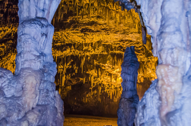 Formas curiosas de estalactites e estalagmites na caverna de Drog
 - Foto, Imagem
