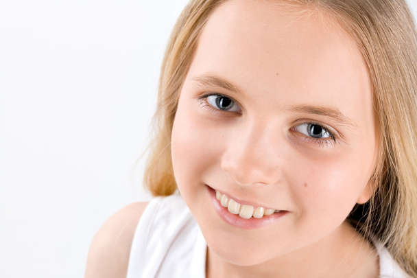 Porträt eines kleinen Mädchens auf Weiß - Foto, Bild