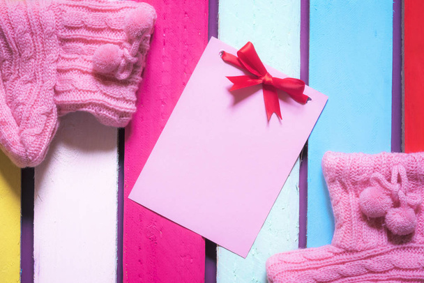 Leuk tekstkaartje en roze bootees - Foto, afbeelding