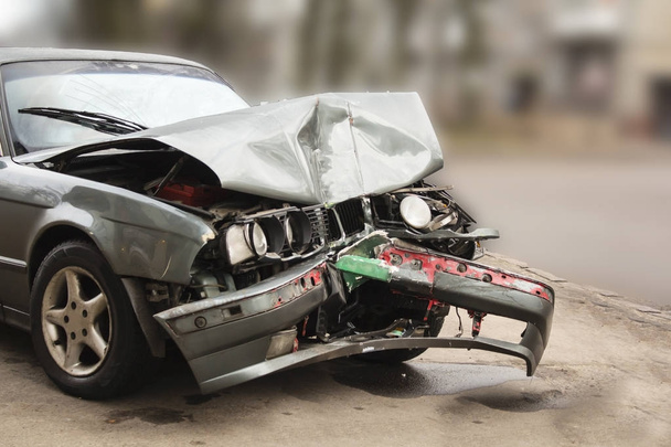 L'auto di incidente fa il parabrezza anteriore incrinato danneggiato a richiesta la compagnia di assicurazione
. - Foto, immagini
