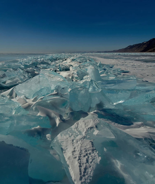 La Russie. La Sibérie orientale. Incroyable la transparence de la glace du lac Baïkal en raison du manque de neige et du froid extrême en hiver
. - Photo, image