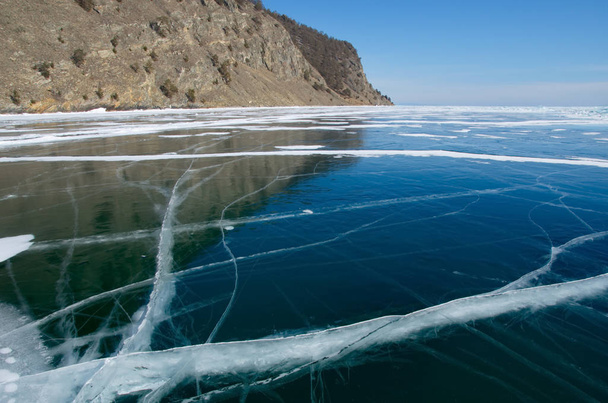 Venäjältä. Itä-Siperiassa. Hämmästyttävä läpinäkyvyys jään järven Baikal puutteen vuoksi lunta ja äärimmäinen kylmä talvella
. - Valokuva, kuva