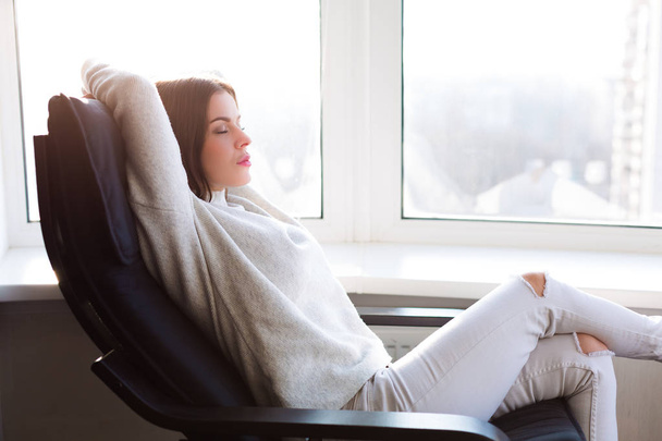 Γυναίκα που κάθεται δίπλα στο παράθυρο - Φωτογραφία, εικόνα