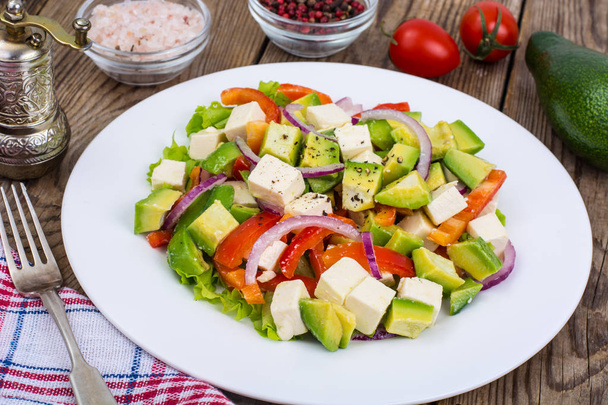 Heerlijke salade met avocado, feta en paprika - Foto, afbeelding