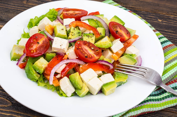 Диетический салат из свежих овощей с авокадо и козьим сыром
 - Фото, изображение