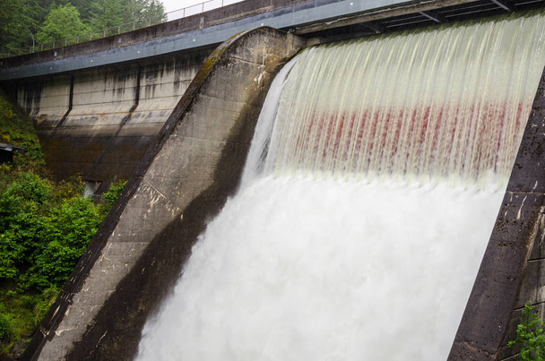 Cleveland Dam Spillway on a Rainy Day. North Vancouver, BC, Canadá
. - Foto, imagen
