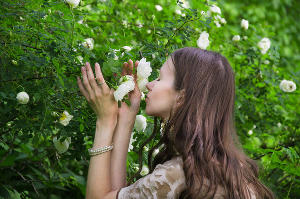 femme sentant une rose blanche
 - Photo, image