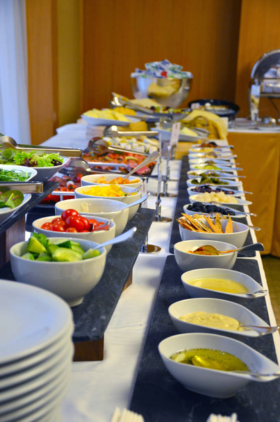 Línea Buffet de almuerzo y cena. Comida Buffet self-service
 - Foto, Imagen
