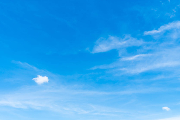 güzel beyaz bulut mavi gökyüzü arka plan üzerinde - Fotoğraf, Görsel