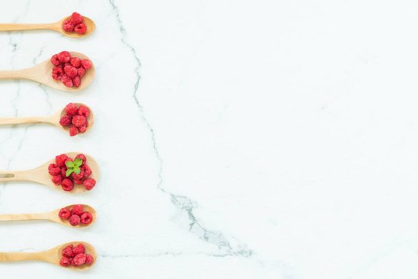 Frambuesas rojas fruta en cuenco de madera en la mesa
 - Foto, Imagen