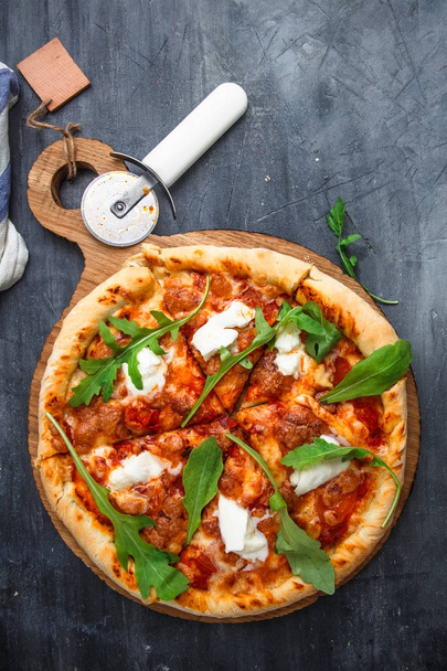 Délicieuse pizza maison Margherita avec tomate, mozarella et basilic. Vue du dessus
 - Photo, image