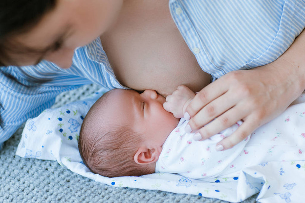 horario de lactancia materna para un bebé recién nacido
 - Foto, Imagen