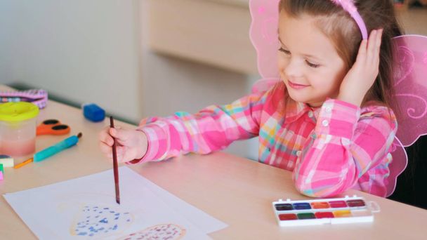 boldog gyermek lány festékek művészeti rajz - Fotó, kép