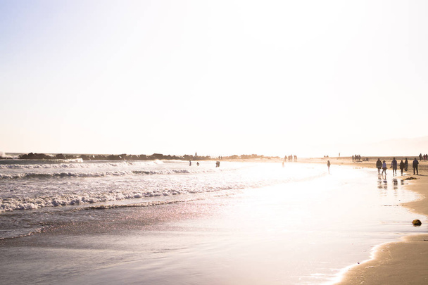 Séta a tengerparton, a Csendes-óceán, a Los Angeles-ben. Park és a strand Venice Beach, Los Angeles, California, Amerikai Egyesült Államok - Fotó, kép
