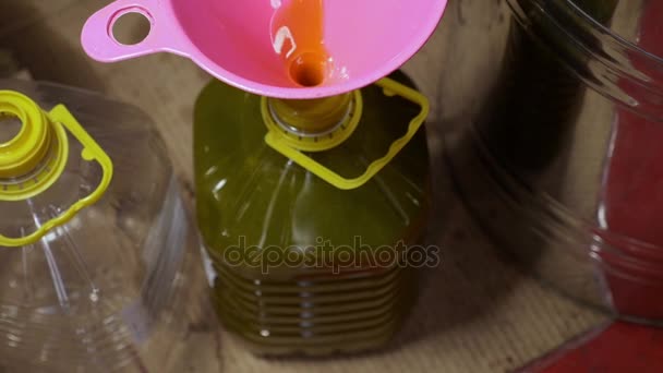 Frisches Öl in die Trichter- Olivenölmühle gießen - Filmmaterial, Video