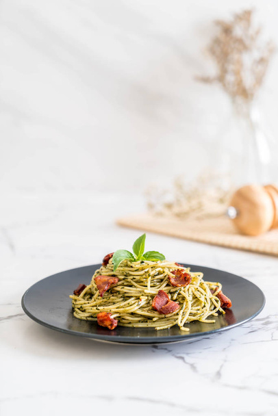Spaghetti with basil pesto and bacon - Фото, изображение