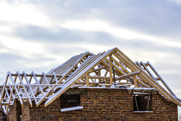 Quadro de madeira do telhado durante as obras de construção em um novo hous
 - Foto, Imagem