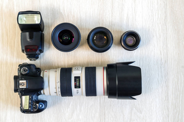 Fotoğraf Dslr fotoğraf makinesi, kamera lensleri ve bir flaş Üstten Görünüm - Fotoğraf, Görsel