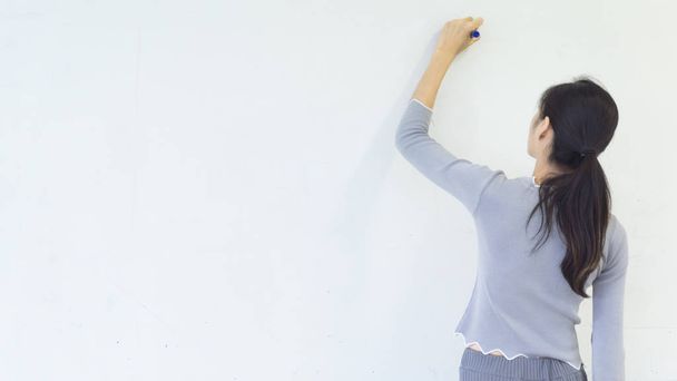 asian girl teach on whiteboard wall - 写真・画像