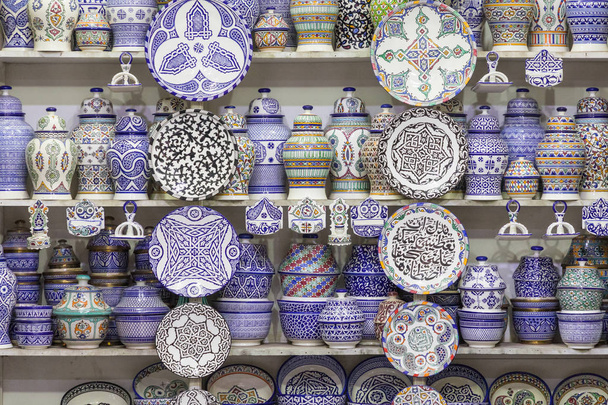 伝統的なアラビア語、手作り Mor のカラフルな飾り皿 - 写真・画像