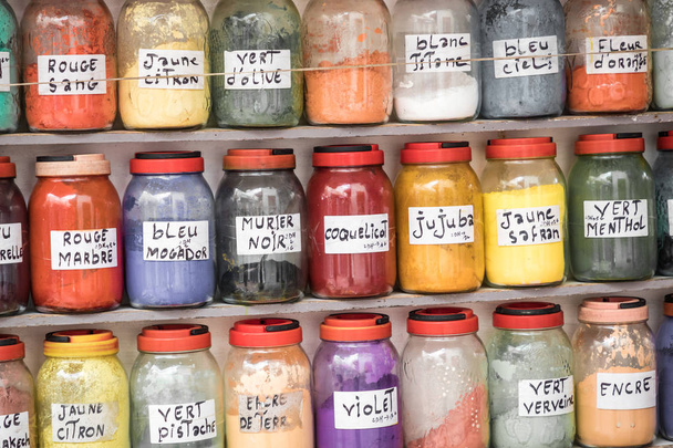 Surtido de frascos de vidrio en estantes en una tienda de herbolarios en un tradi
 - Foto, Imagen