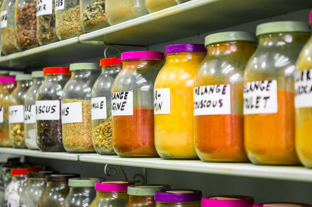 Variedade de jarros de vidro em prateleiras em loja herbalist em um tradi
 - Foto, Imagem