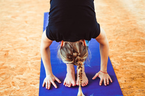 Mädchen macht Yoga in der Halle - Foto, Bild