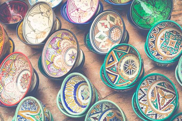 Platos, tajines y ollas de arcilla en el zoco de Marocco
. - Foto, imagen