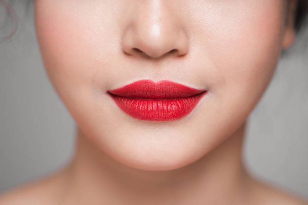 labios femeninos con lápiz labial rojo - Foto, imagen