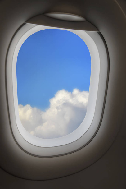 Над облаком и голубым небом из окна самолета
 - Фото, изображение