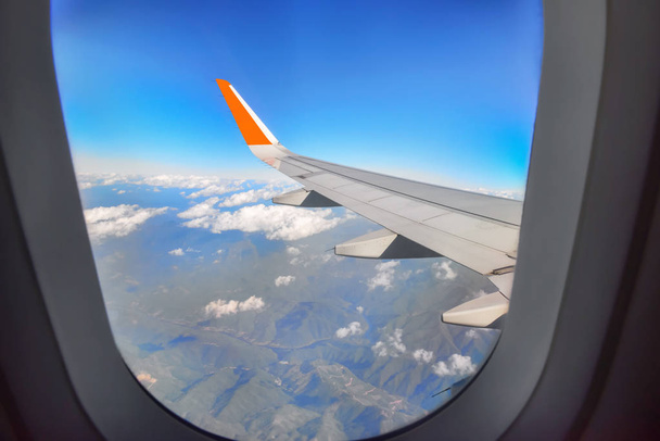 Παράθυρο του αεροπλάνου πάνω από Αεροφωτογραφία του Λάος - Φωτογραφία, εικόνα