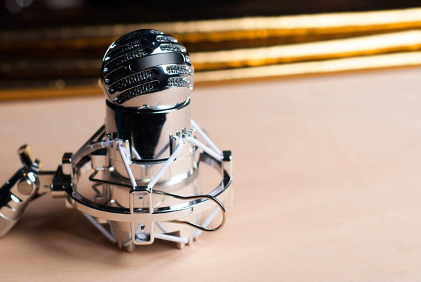 Condensador microfone close-up em mesa de madeira
, - Foto, Imagem