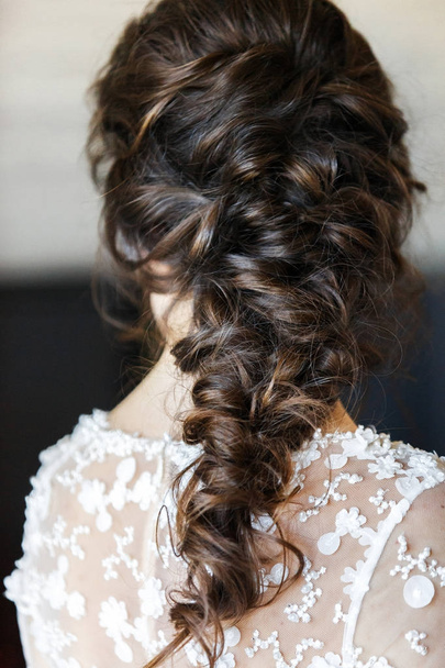 Belo penteado de noiva. Preparação de casamento no quarto
 - Foto, Imagem