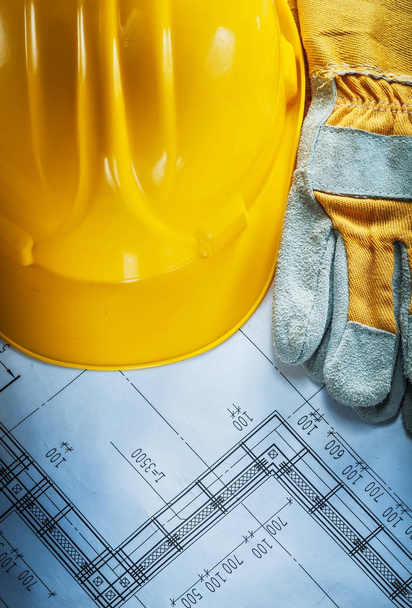 Будівельні шоломові рукавички безпеки на будівельному кресленні
 - Фото, зображення