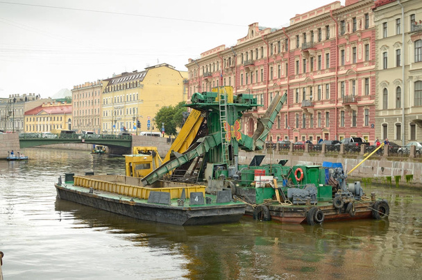 Assembly for cleaning debris from rivers and canals. - Photo, Image