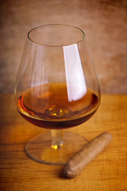 glass of cognac and cigar - Foto, afbeelding