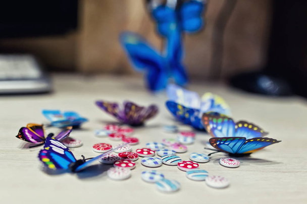 bunte Schmetterlinge und kleine Knöpfe für die Dekoration von th verwendet - Foto, Bild