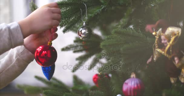 Závěsné vánoční dekorace na stromeček s vánoční osvětlení. Dekorace na vánoční stromeček s míčem. 4k - Záběry, video