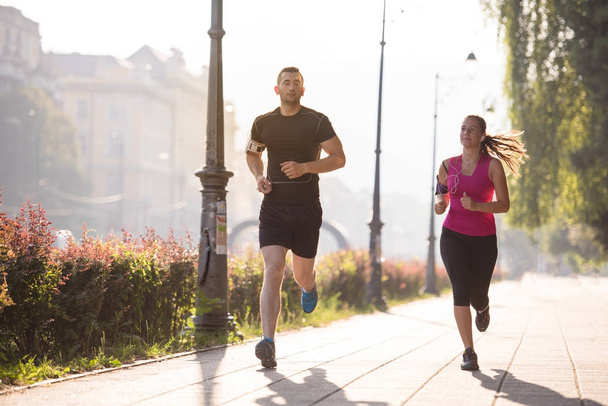 giovane coppia che fa jogging in città - Foto, immagini